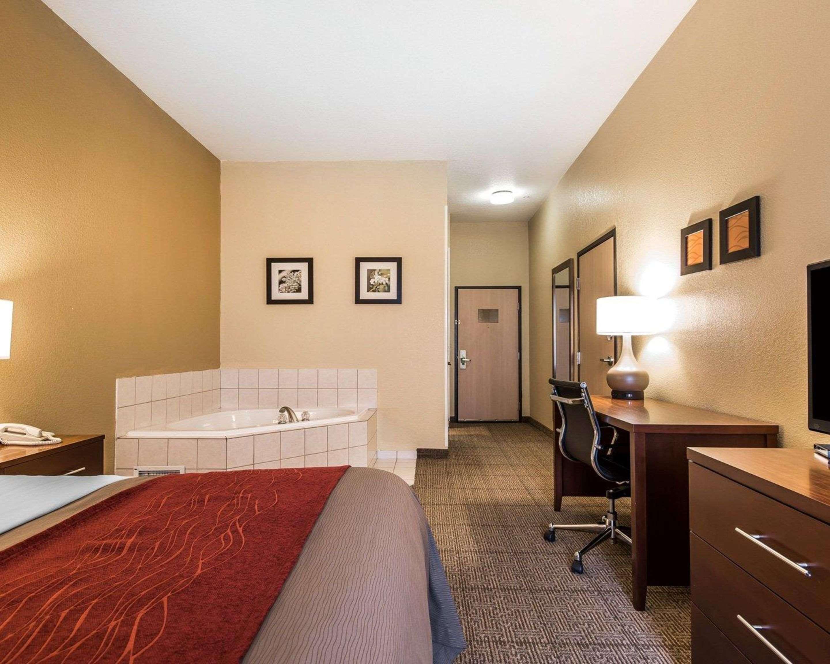 Quality Inn & Suites Bethany Exterior photo