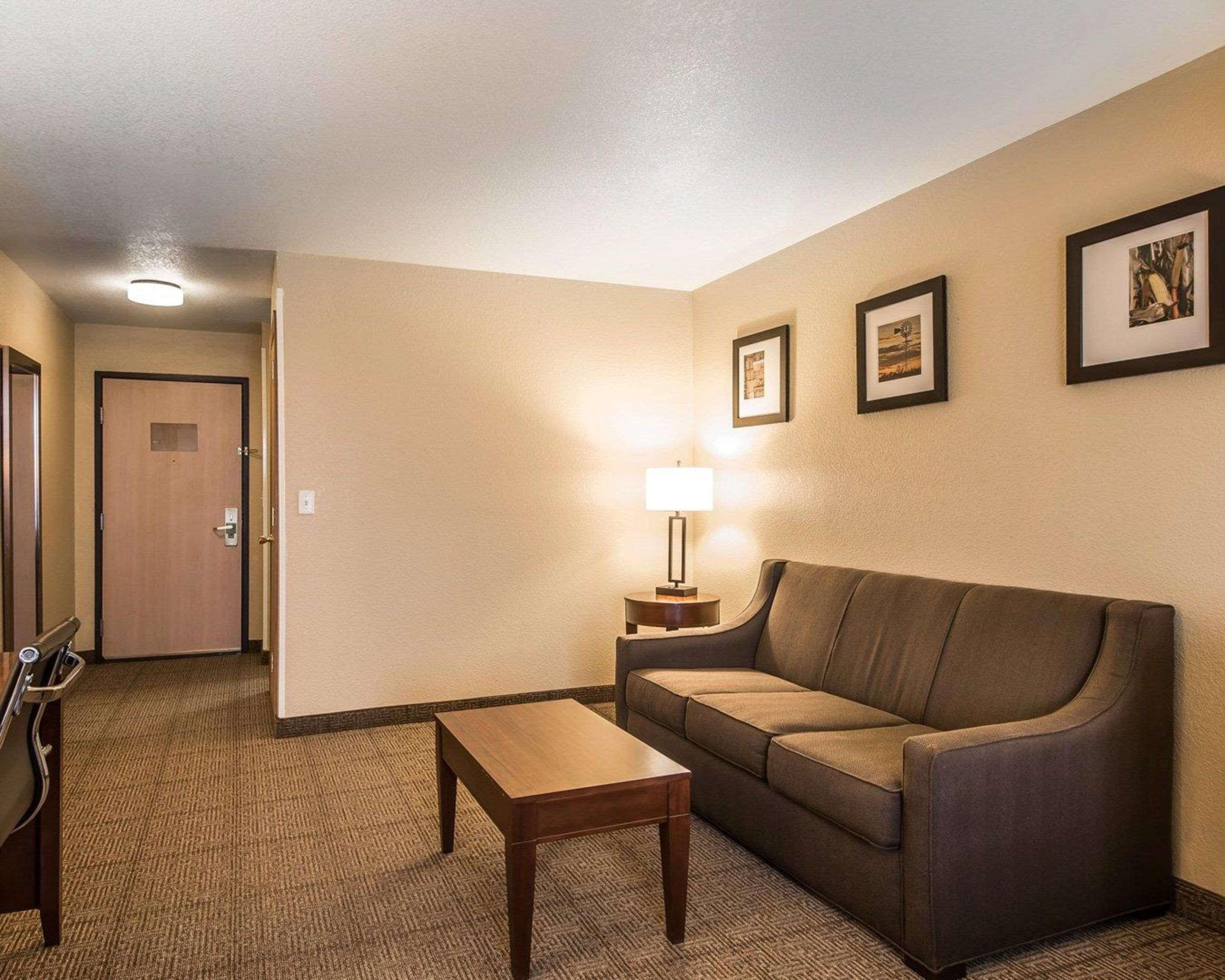 Quality Inn & Suites Bethany Exterior photo